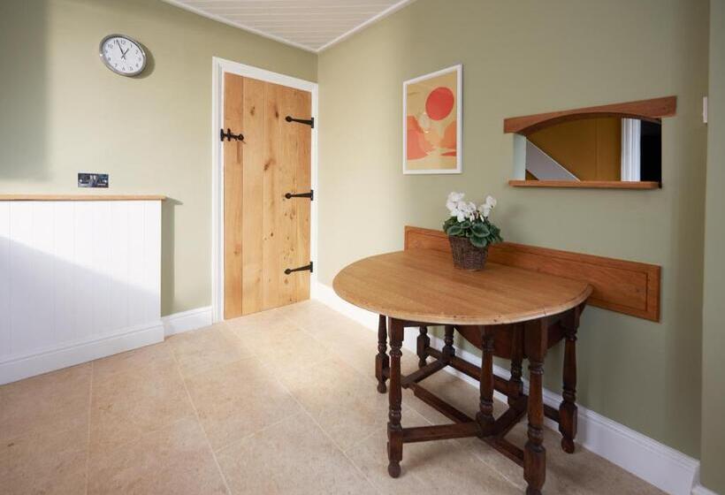 Quiet Edwardian Era House, Painswick