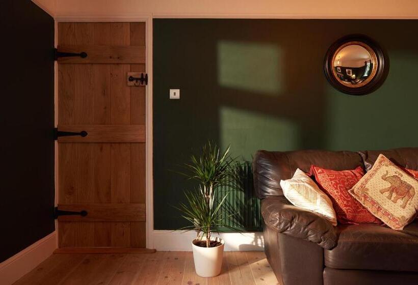 Quiet Edwardian Era House, Painswick