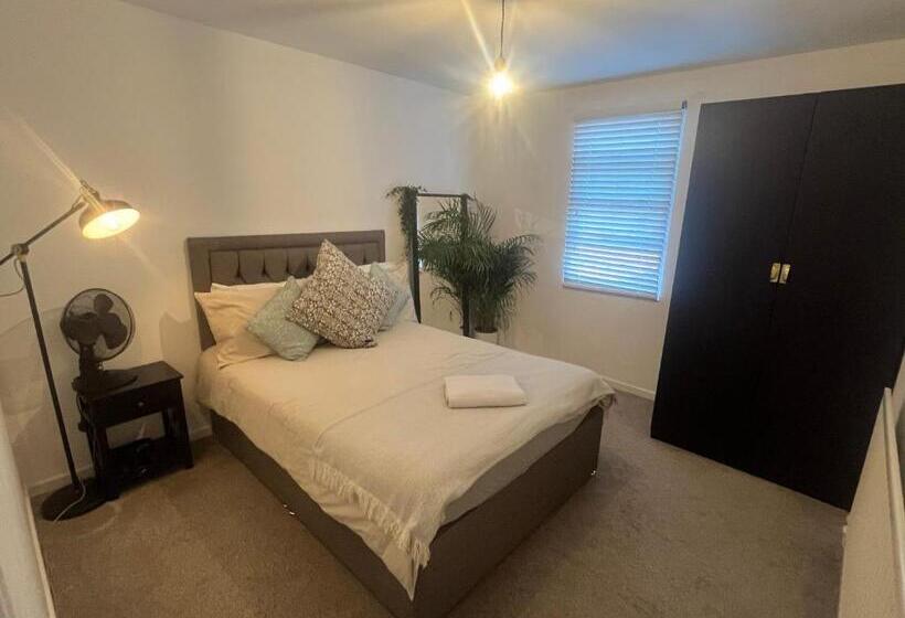 Warwick Town Centre Property