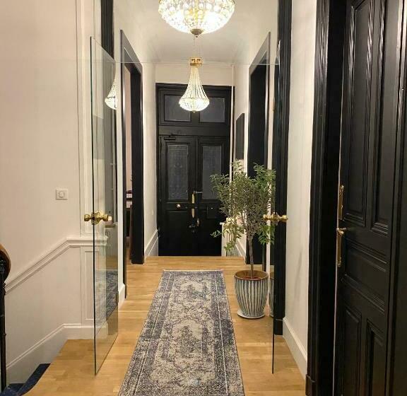 Bed and Breakfast La Maison De Reina