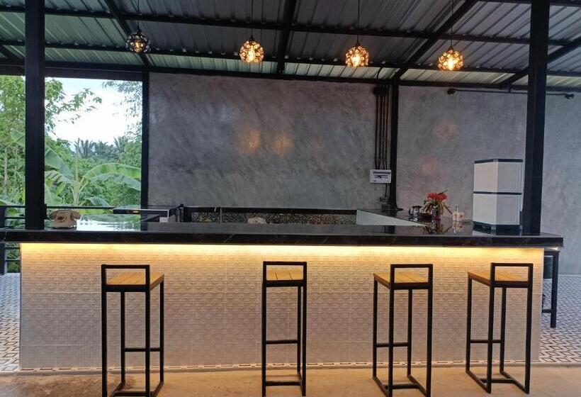 Hotelli ชาลีรีสอร์ท ชุมพร