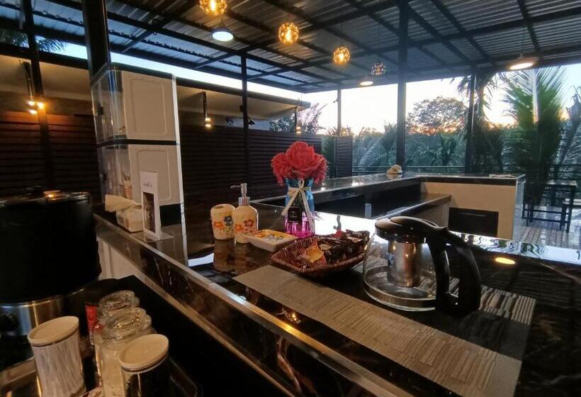 Hotelli ชาลีรีสอร์ท ชุมพร