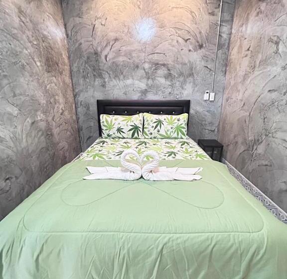 Hotelli ชาลีรีสอร์ท ชุมพร