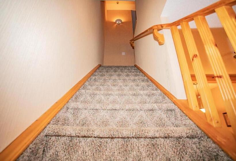 Отель Banff National Park Wood Lodge