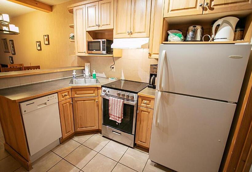 Отель Banff National Park Wood Lodge