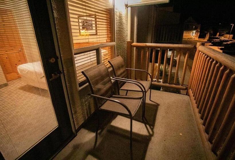 Отель Banff National Park Wood Lodge