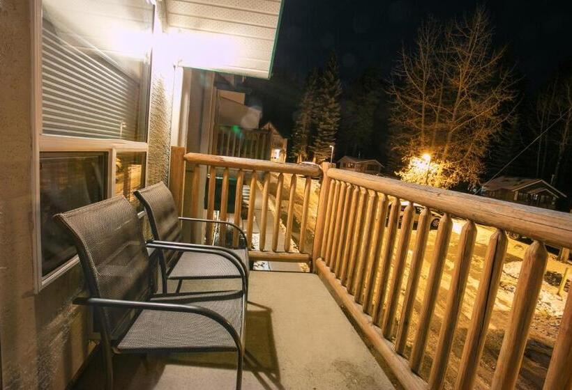 Отель Banff National Park Wood Lodge