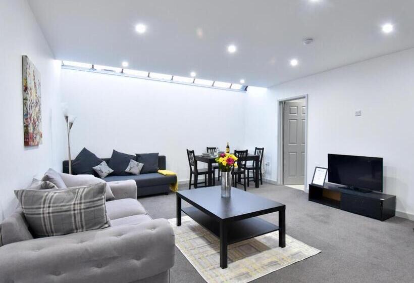 Lancing Apartments   Spacious 2 Bed   Sleeps 6   Burnham Village