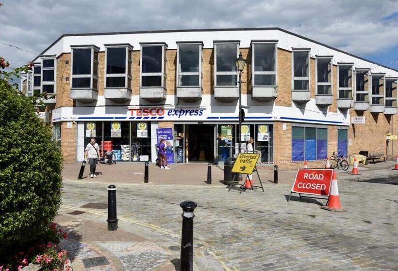 Lancing Apartments   Spacious 2 Bed   Sleeps 6   Burnham Village