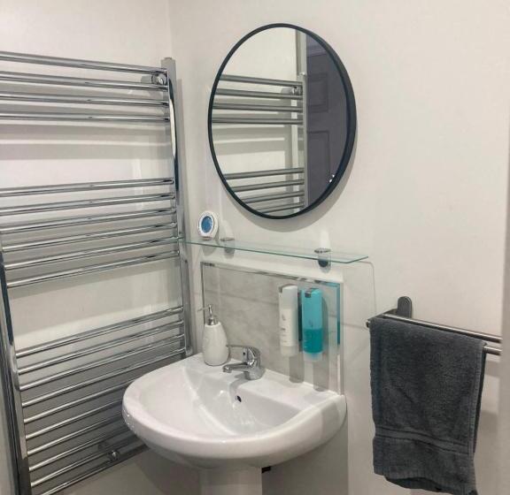 Lancing Apartments   Spacious 2 Bed   Sleeps 6   Burnham Village