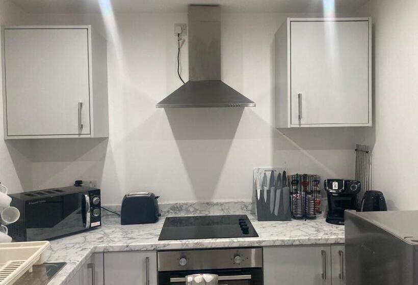 Lancing Apartments   Spacious 2 Bed   Sleeps 6   Burnham Village