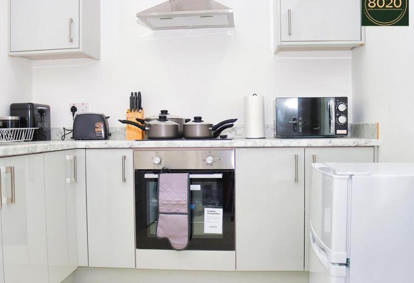 Lancing Apartments   Spacious 2 Bed   Sleeps 6   Burnham Village