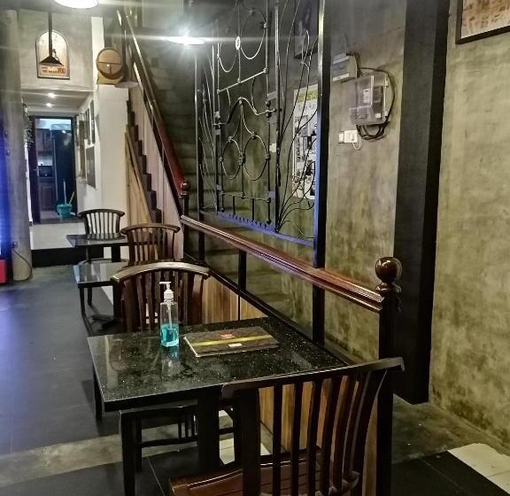 Le Petit Hotel & Restaurant