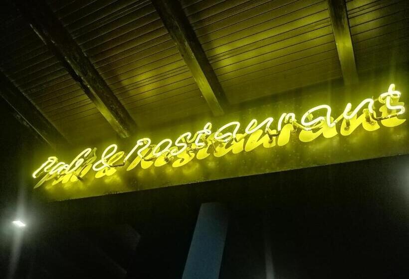 Le Petit Hotel & Restaurant