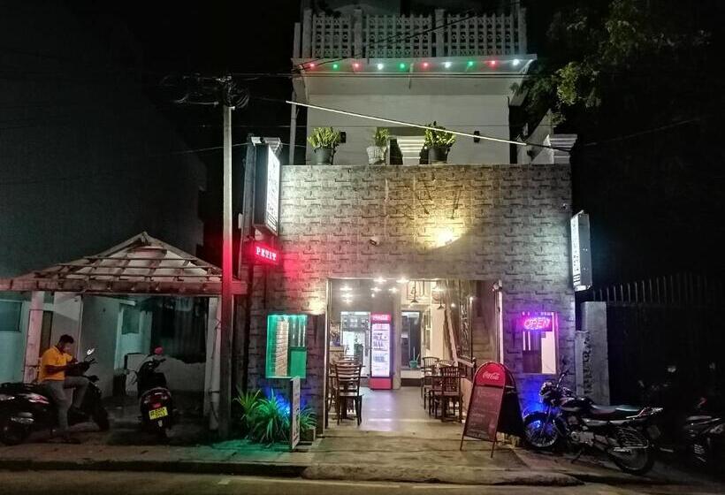 Le Petit Hotel & Restaurant