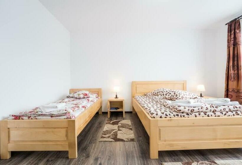 Pensiunea Farmecul Naturii și Căsuțe Individuale De închiriat Colibița