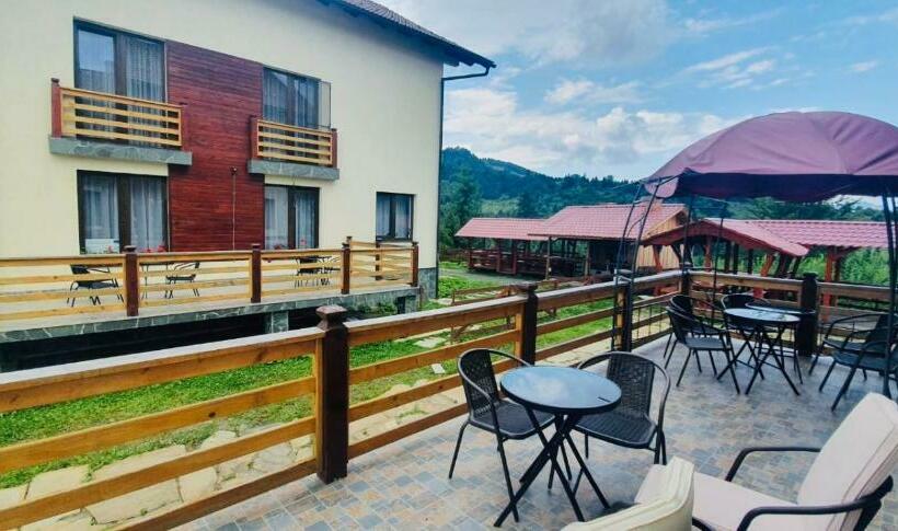 Pensiunea Farmecul Naturii și Căsuțe Individuale De închiriat Colibița