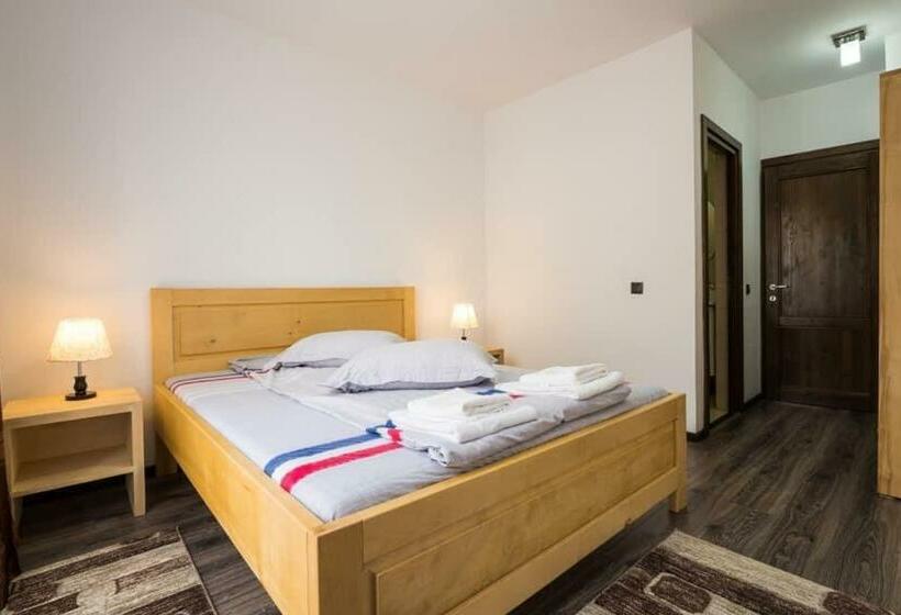 Pensiunea Farmecul Naturii și Căsuțe Individuale De închiriat Colibița