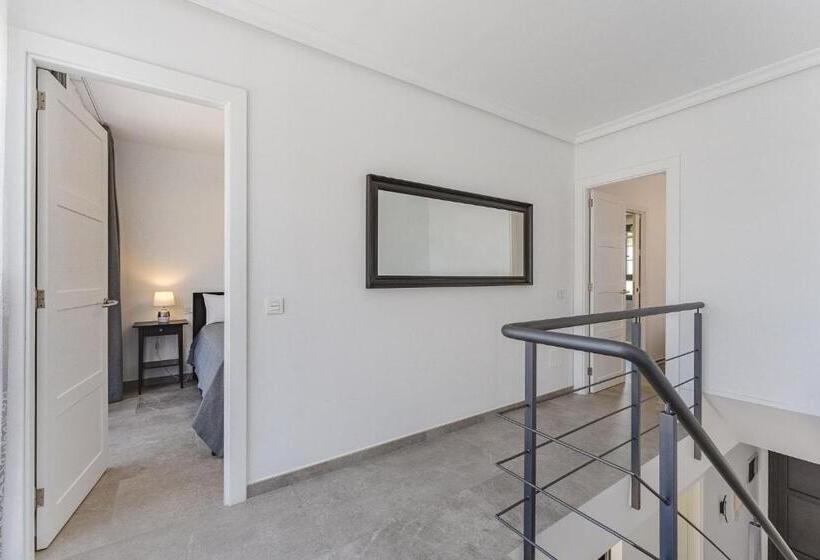 Townhouse With Three Bedrooms