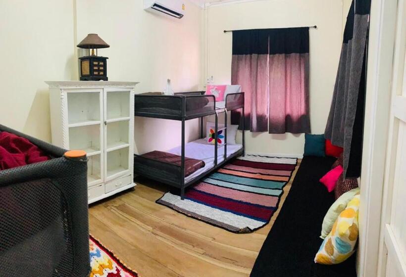 הוסטל Baan Mae Somkid Homestay