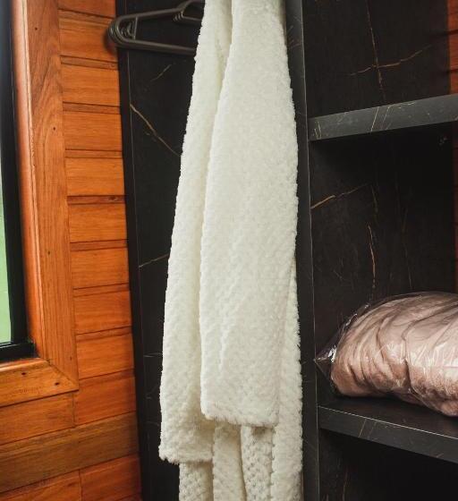 Chalé Romântico Com Banheira De Hidromassagem E Lareira