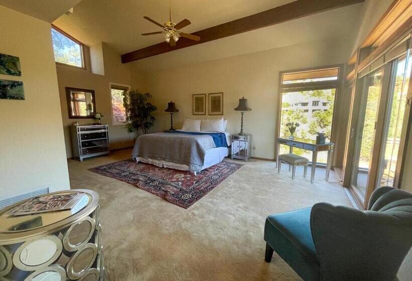 3 Acre Private Designer Villa Borders Forest Forever Views!