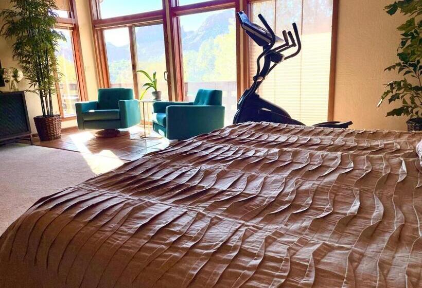 3 Acre Private Designer Villa Borders Forest Forever Views!