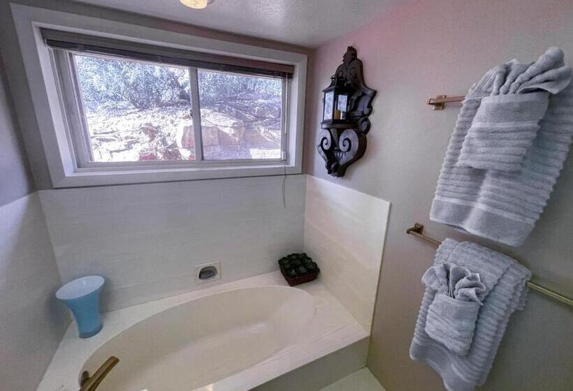 3 Acre Private Designer Villa Borders Forest Forever Views!