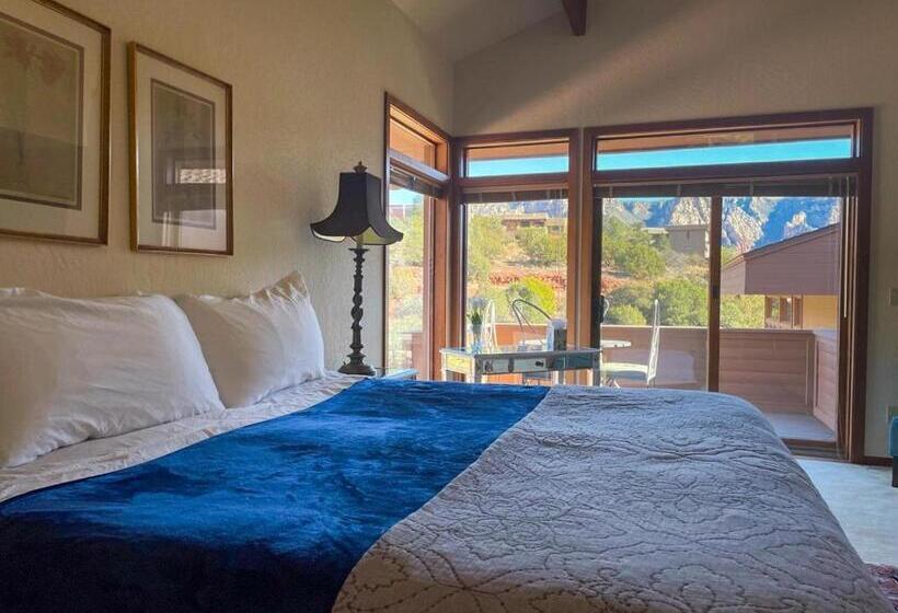 3 Acre Private Designer Villa Borders Forest Forever Views!