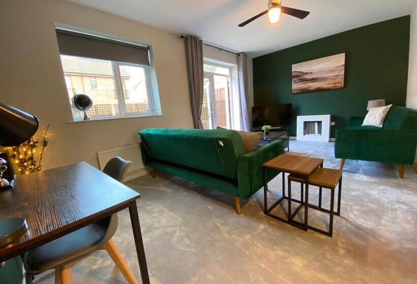 Heartswood Home Modern 3 Bedroom, Double Driveway