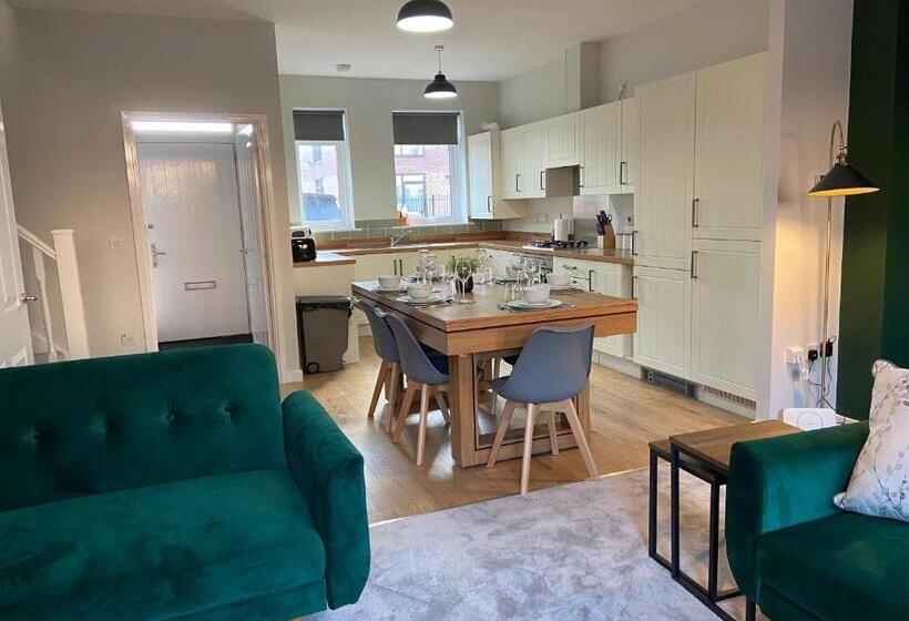 Heartswood Home Modern 3 Bedroom, Double Driveway