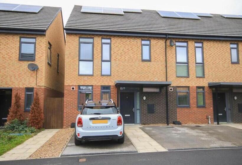 Heartswood Home Modern 3 Bedroom, Double Driveway