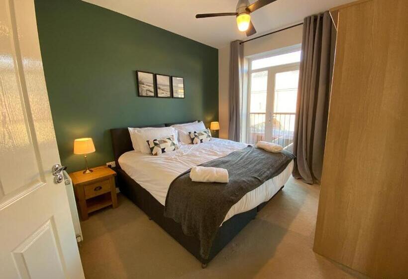 Heartswood Home Modern 3 Bedroom, Double Driveway