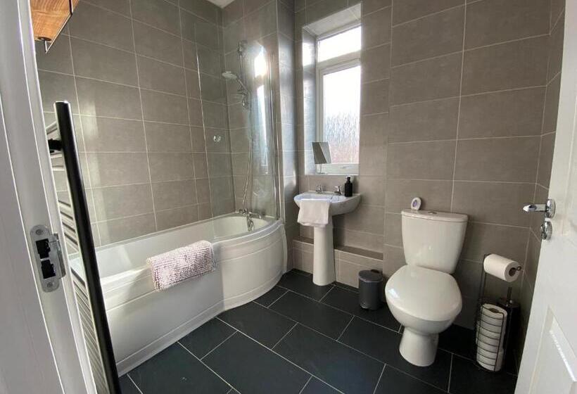 Heartswood Home Modern 3 Bedroom, Double Driveway