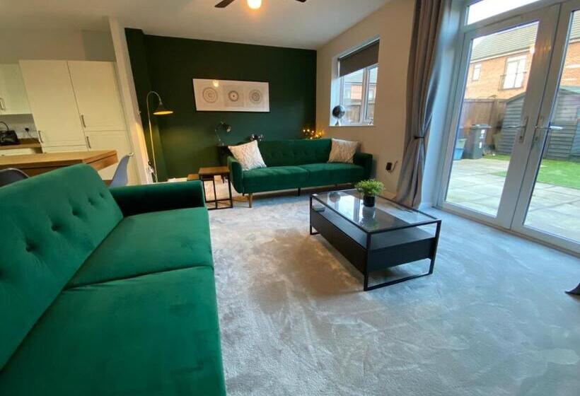 Heartswood Home Modern 3 Bedroom, Double Driveway