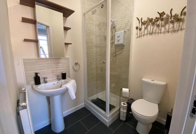 Heartswood Home Modern 3 Bedroom, Double Driveway