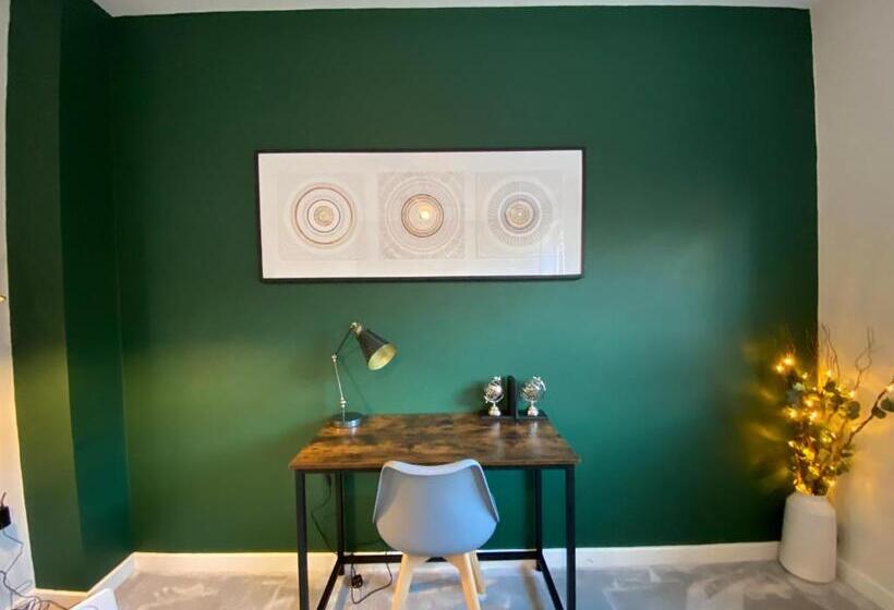 Heartswood Home Modern 3 Bedroom, Double Driveway