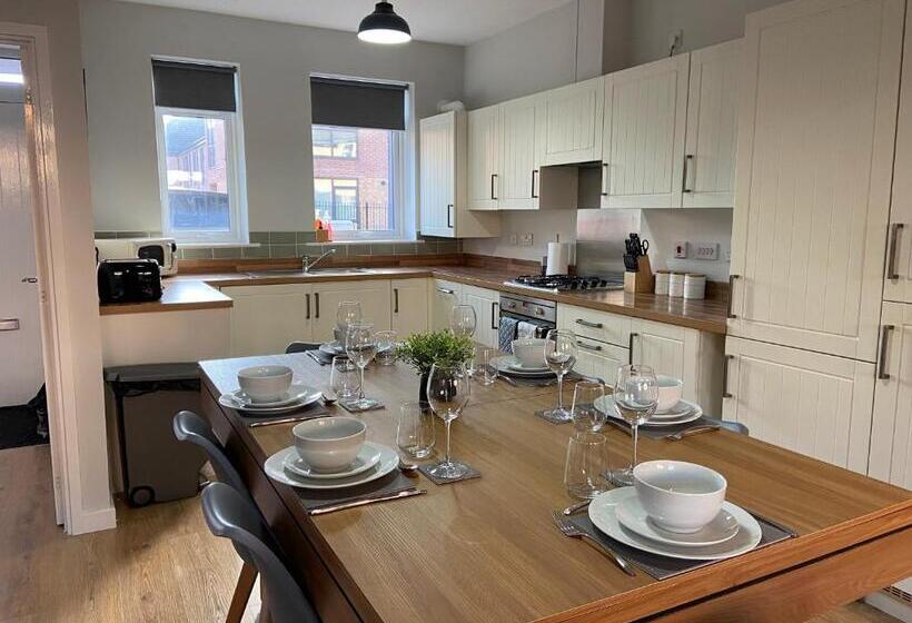 Heartswood Home Modern 3 Bedroom, Double Driveway