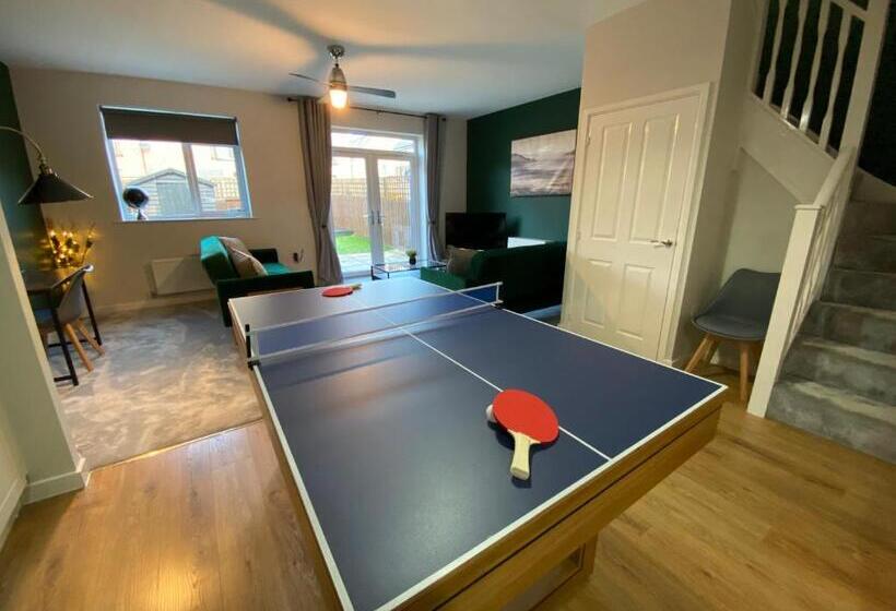 Heartswood Home Modern 3 Bedroom, Double Driveway