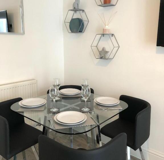 Highfield House   1 Bed Sleeps 2 Tjs20hh