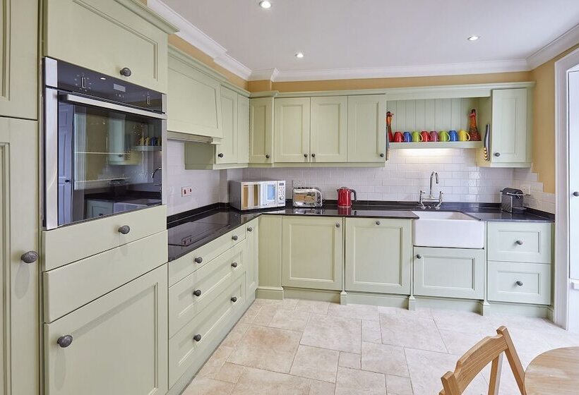 Host Stay Muggles Mews