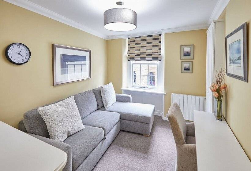 Host Stay Muggles Mews