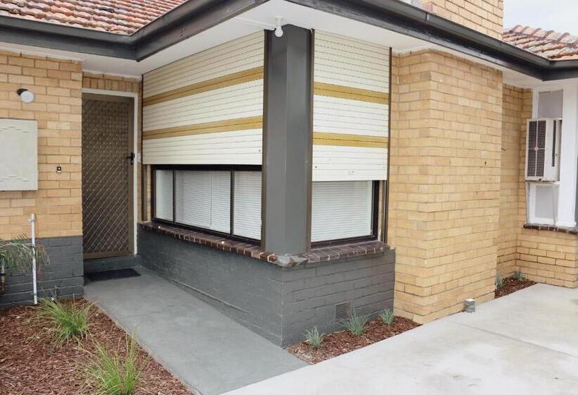 پانسیون Sunny House   Melbourne Airport Home