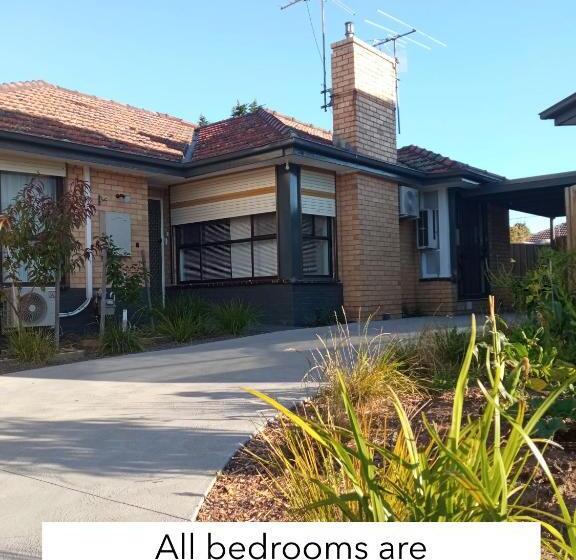 پانسیون Sunny House   Melbourne Airport Home