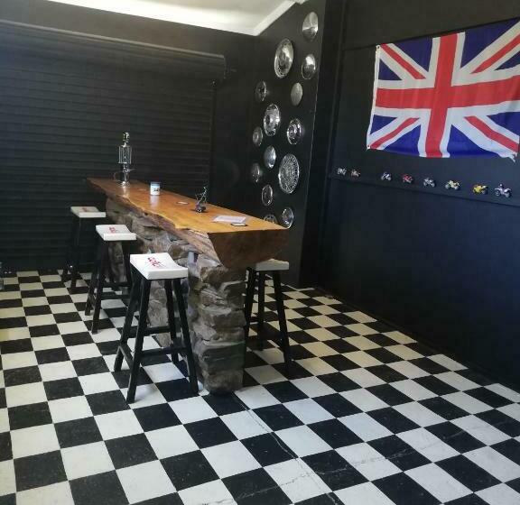 ペンション The V8 Guest House