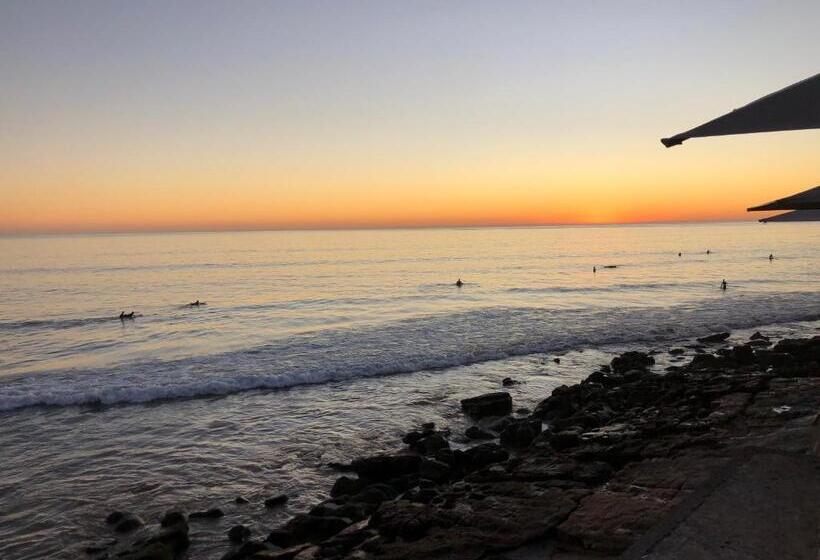 فندق صغير Surf & Skate