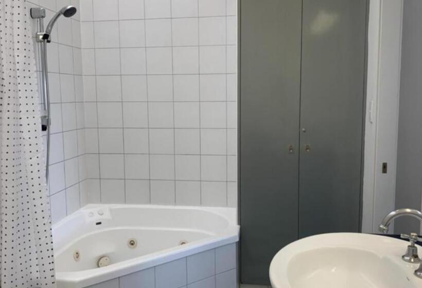 Unit 10 Sea Eagles Apartments