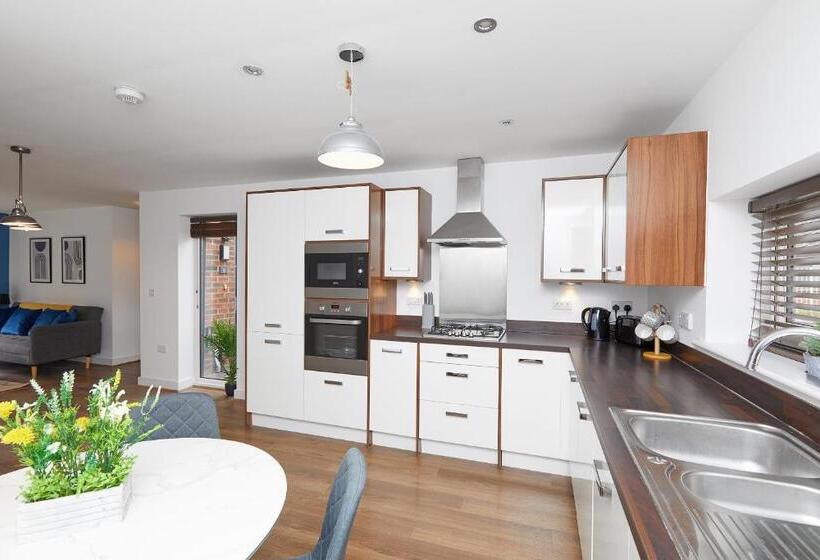 Derby City Centre   Train Station Roof Terrace House 3 Bed