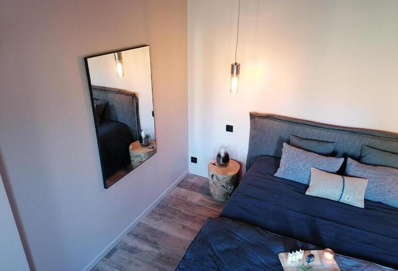 Отель Hôtel Les Suites Du Maquis