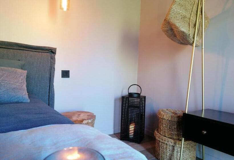 Отель Hôtel Les Suites Du Maquis